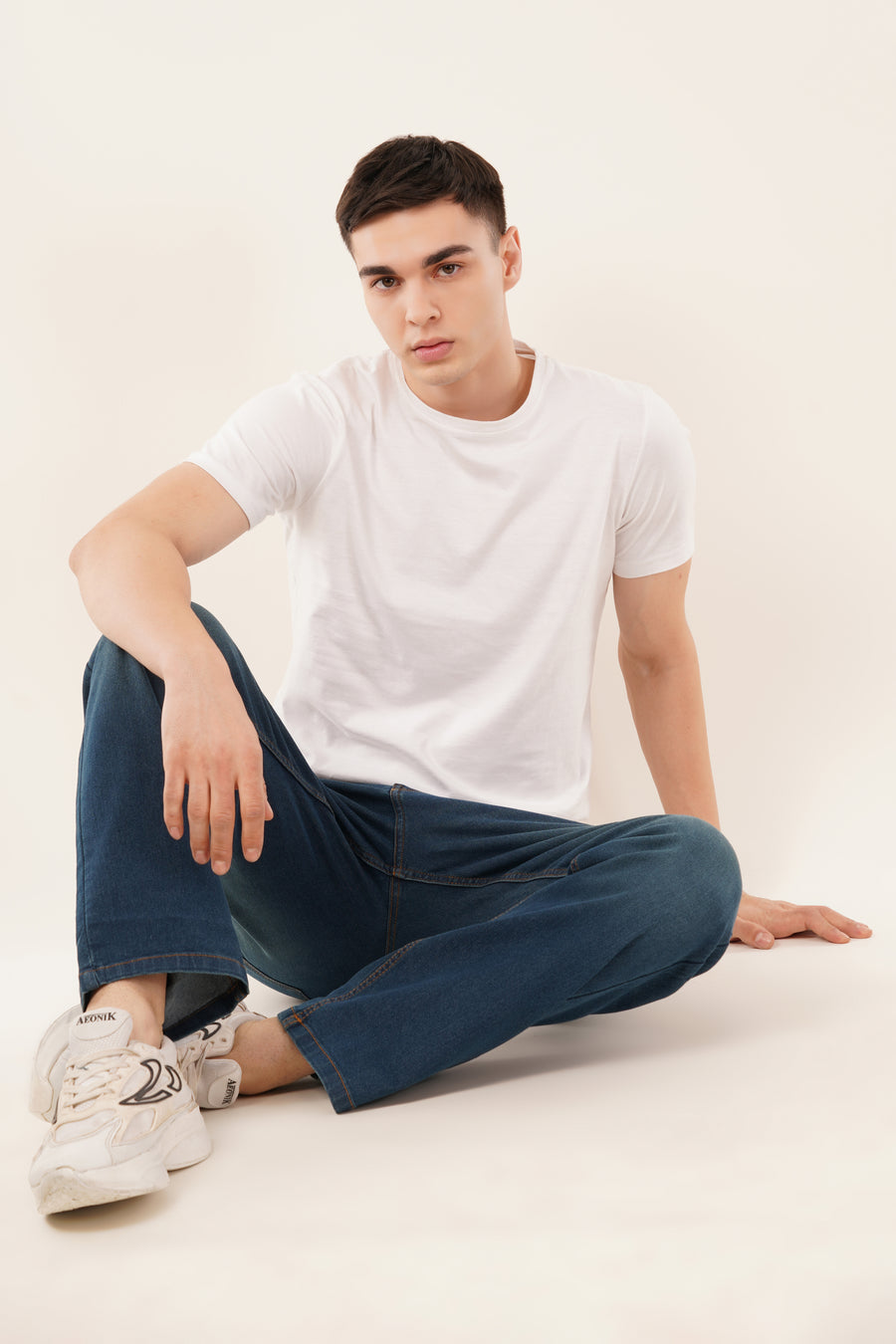 Straight-Fit Jeans- Mid Blue