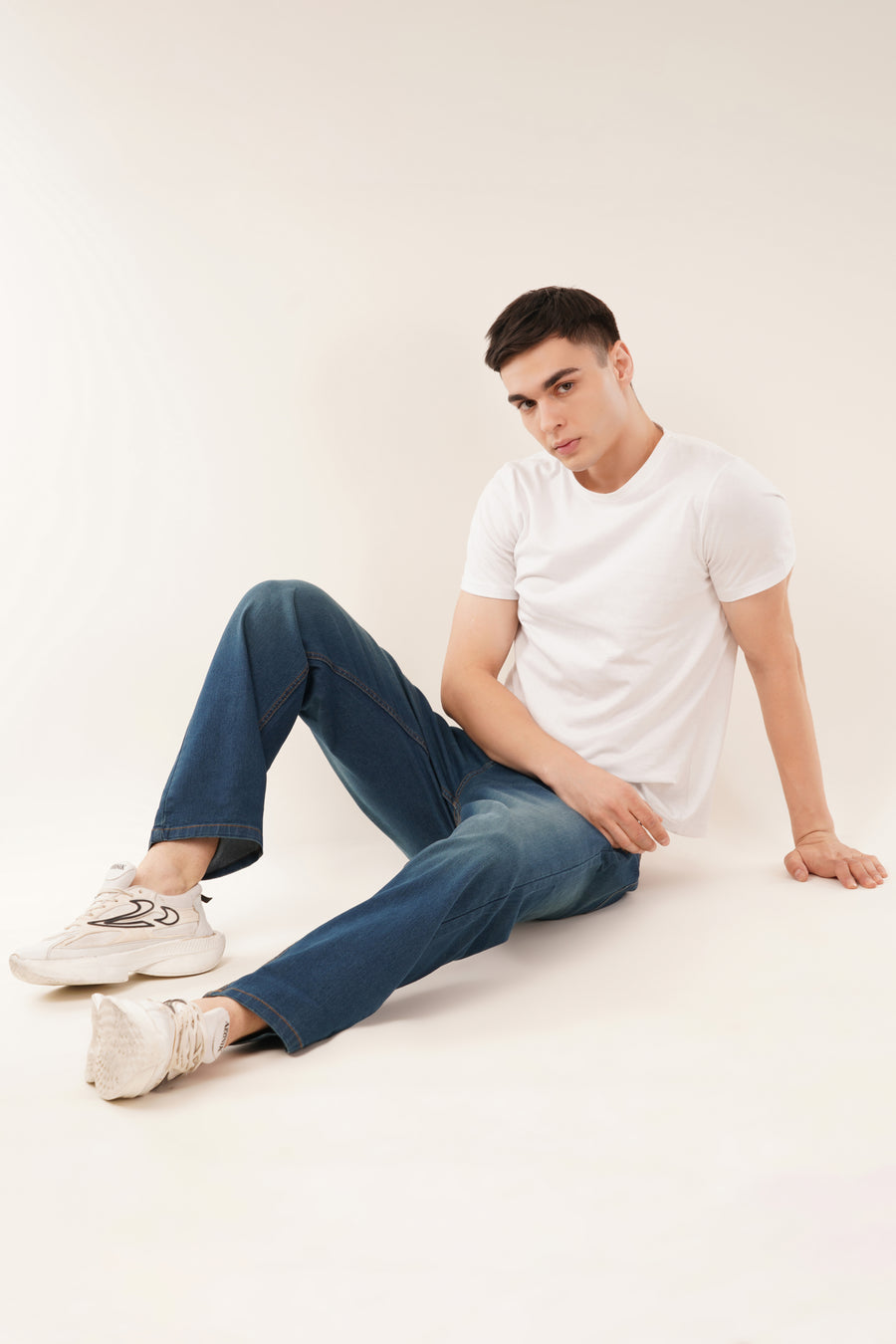 Straight-Fit Jeans- Mid Blue